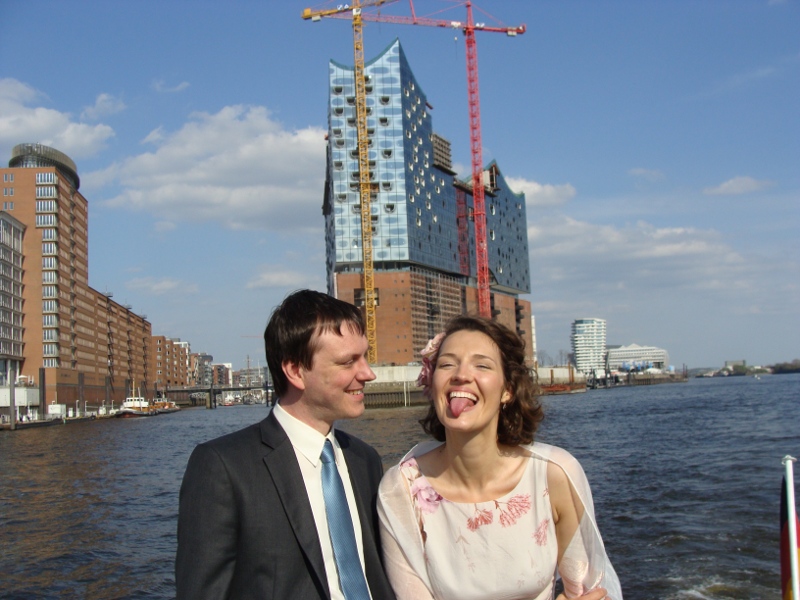 HochzeitspaarVorElbphilharmonie