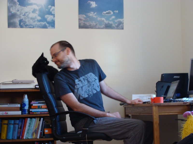 Kazoo_und_Tobi_arbeiten_am_Schreibtisch_2_800_600