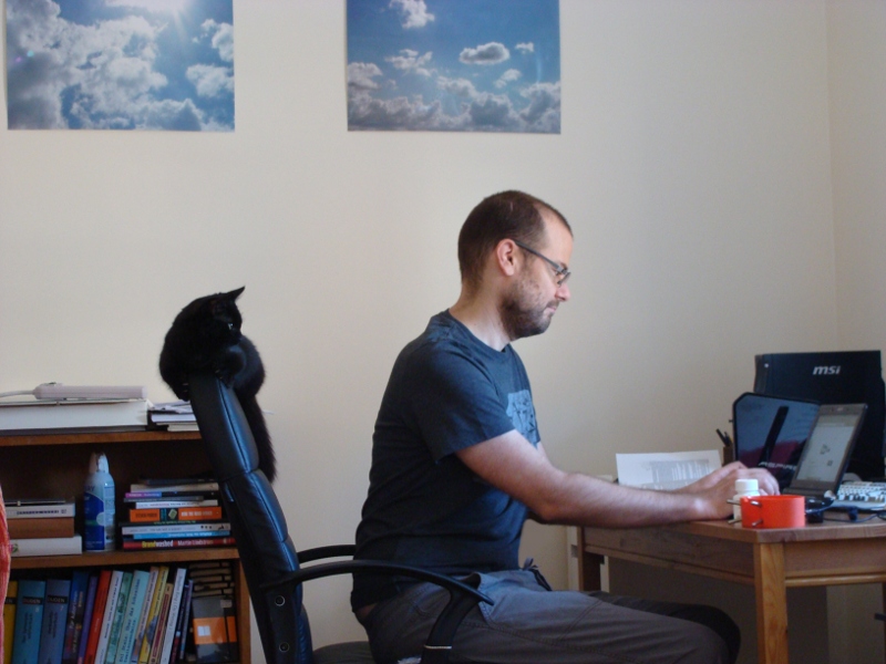 Kazoo_und_Tobi_arbeiten_am_Schreibtisch_800_600