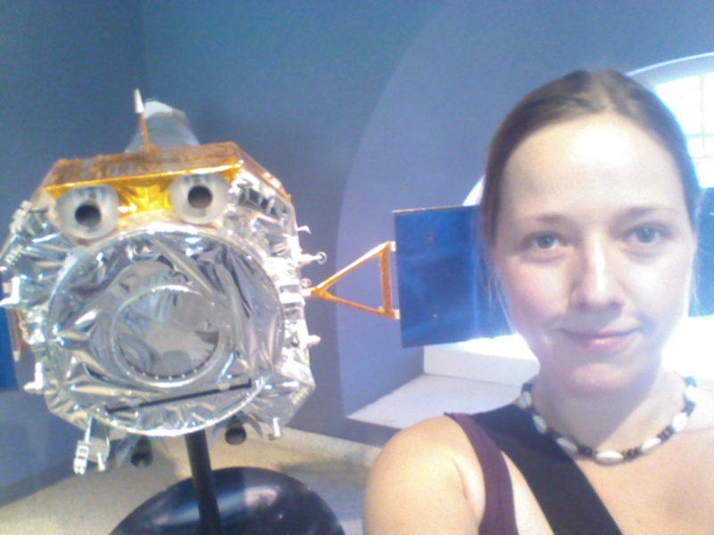 ChandraTeleskop_Modell_und_Katja