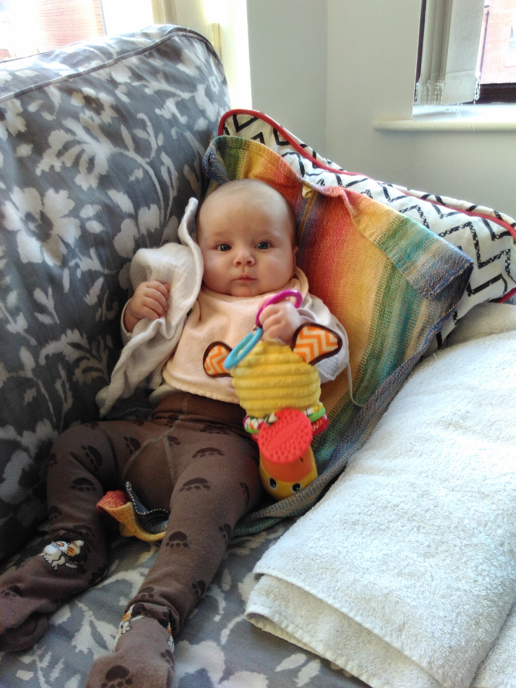 20161030_kara_spielt_auf_dem_sofa1_resized