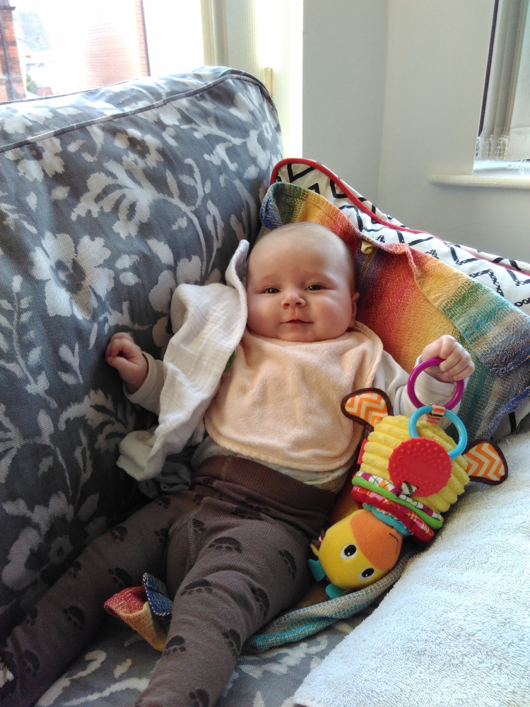 20161030_kara_spielt_auf_dem_sofa2_resized